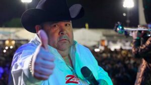 &iexcl;El Coyote despide a su banda en vivo!