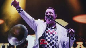 Julio Preciado llora mientras est&aacute; cantando en el escenario