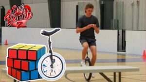 Resuelve 300 cubos Rubik haciendo equilibrio en un monociclo