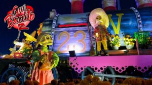El Z&oacute;calo se llena de color con monumental Ofrenda de D&iacute;a de Muertos.