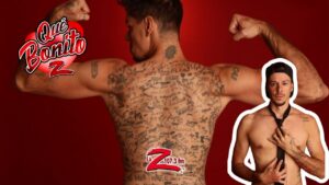 &iexcl;Tiene m&aacute;s de 225 firmas tatuadas en la espalda!