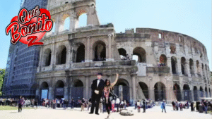 Recorre el mundo con su papá de cartón