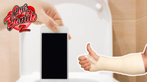 Se le atasca el brazo en un inodoro mientras intentaba recuperar su teléfono