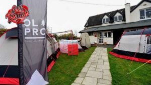 Bar en Inglaterra instala carpas para evitar que clientes manejen ebrios