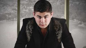 Alfredo Olivas sorprende como invitado estelar en concierto de La Firma