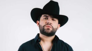 Luis R Conriquez causa pol&eacute;mica con pistola en foto familiar