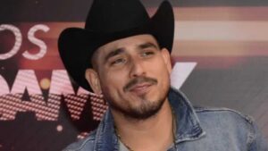 Espinoza Paz acumula fortuna millonaria sin perder humildad