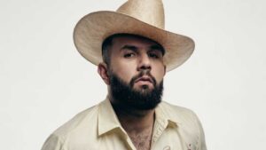 Carín León recibe tortillas sonorenses en Londres