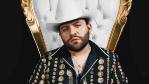 Luis R Conriquez en medio de la pelea entre su exesposa y su pareja actual