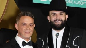 Car&iacute;n Le&oacute;n presume a Alejandro Sanz como su contacto m&aacute;s famoso