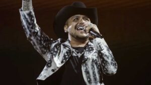 Fan de Christian Nodal documenta c&oacute;mo el cantante le lanz&oacute; besos en uno de sus conciertos