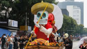 ¡Imperdible! Desfile de Día de Muertos 2025 trae trajinera de 1,200 kg y diosas del Inframundo