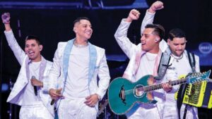 Grupo Firme desaf&iacute;a la ley y canta narcocorrido en Baja California