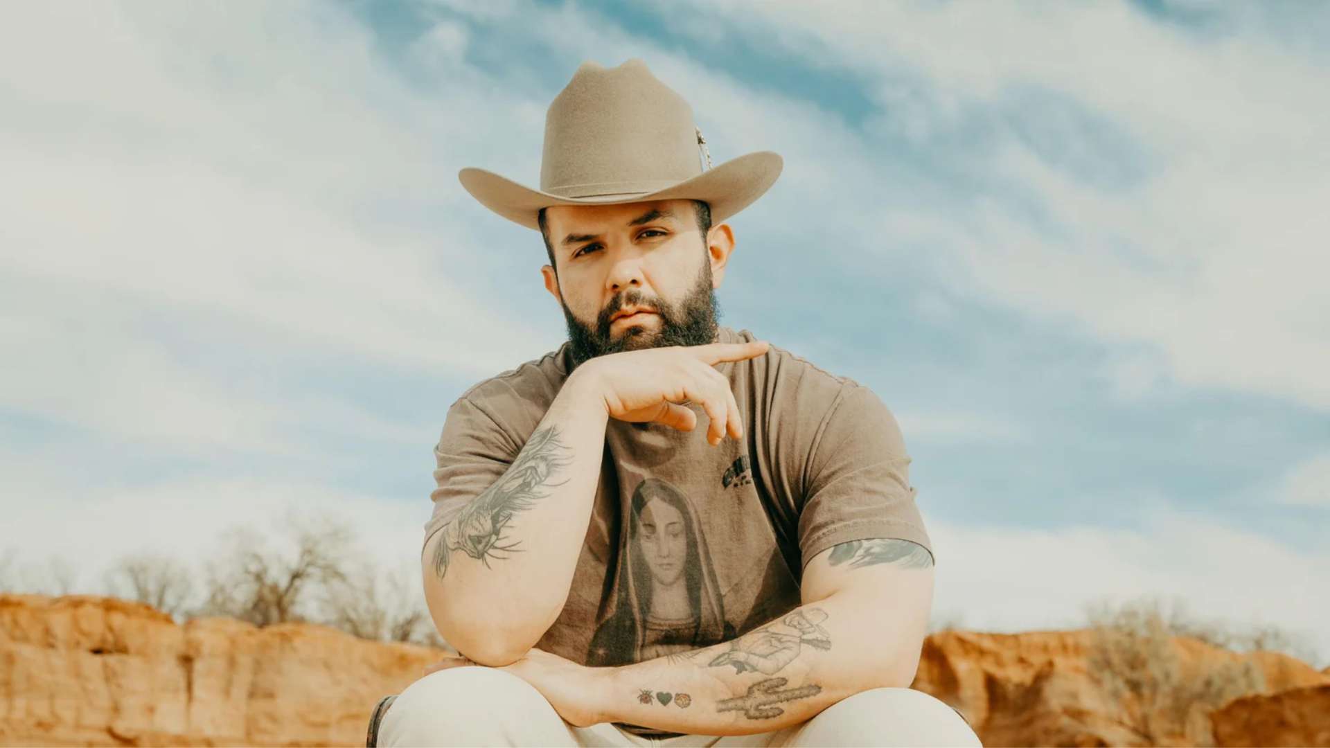 Carín León canta tema del Mundial 2026 con Jelly Roll