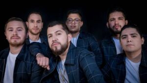 Integrante de Los Titanes de Durango recibe botellazo en pleno show