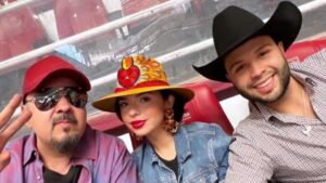 Los Aguilar reparten roscas en Zacatecas y las redes los acusan de querer limpiar su imagen