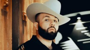 Carín León es diagnosticado con dengue y pospone conciertos en León