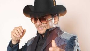 Edwin Luna reaparece irreconocible y las redes lo destrozan por «copiar» a Nodal