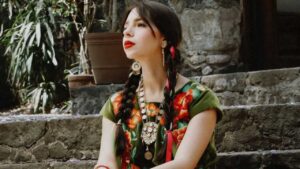 &Aacute;ngela Aguilar compara la oraci&oacute;n con el gimnasio y muestra su altar dedicado a la Virgen de Guadalupe