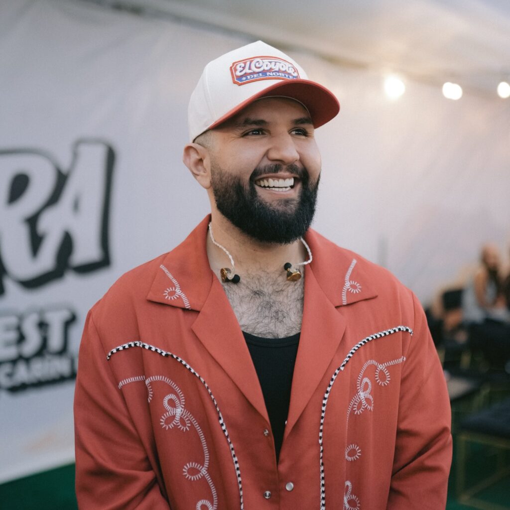 Carín León abre su taquería El Coyote del Norte y desata polémica por sus precios