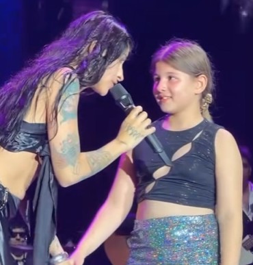 Cazzu sorprende en concierto al invitar a una niña a cantar con ella