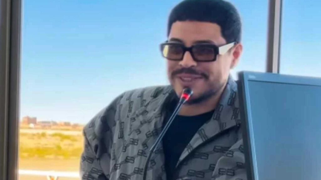 Eduin Caz canta en aeropuerto durante su gira y el momento se vuelve viral