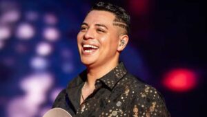 Eduin Caz canta en aeropuerto durante su gira y el momento se vuelve viral