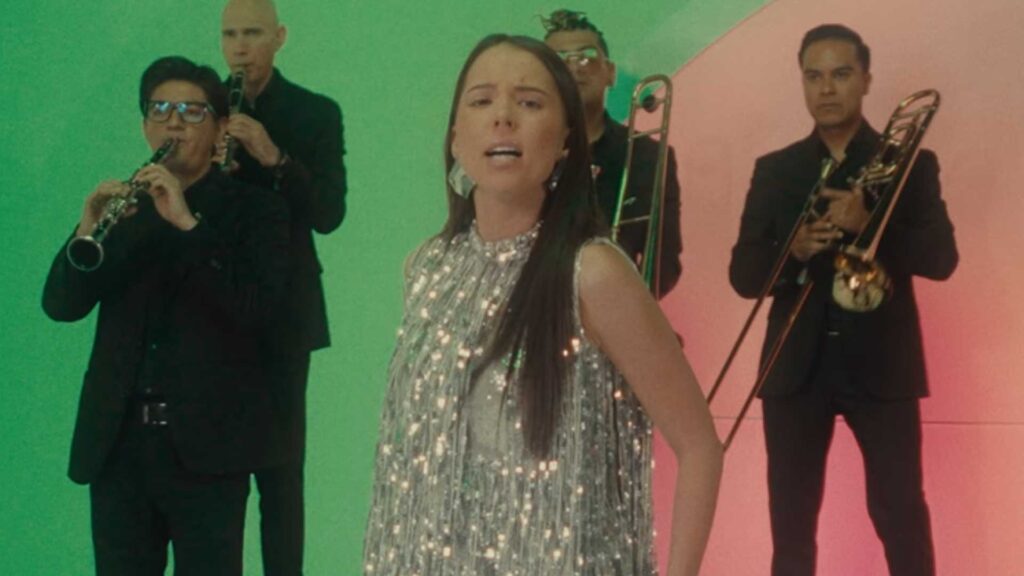 Majo Aguilar le entra a la banda y emociona con A Trav&eacute;s del Vaso