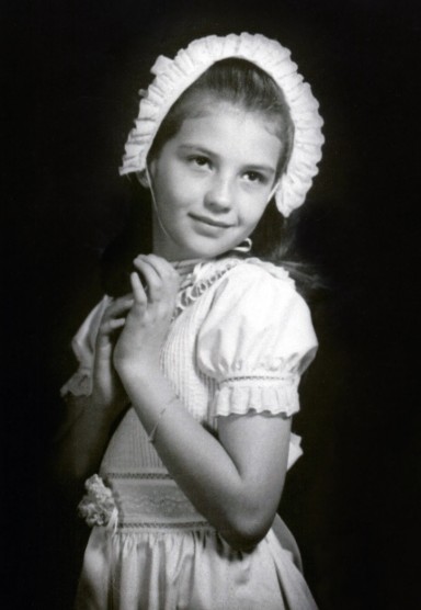 Thal&iacute;a rompe el coraz&oacute;n de sus fans al compartir fotos in&eacute;ditas de su ni&ntilde;ez