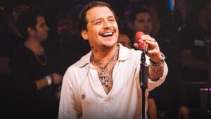 Christian Nodal desata pol&eacute;mica al llamarse chaparrito infiel en pleno concierto