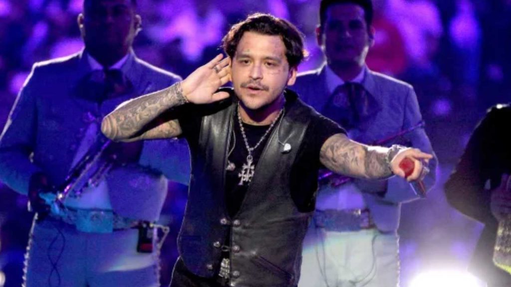 Christian Nodal desata pol&eacute;mica al llamarse chaparrito infiel en pleno concierto