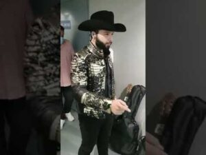 Entregando las guitarras autografiadas por la Dinastía Aguilar y La Z