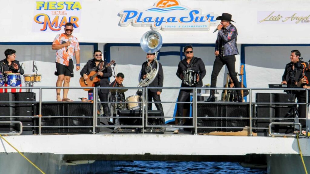 Luis &Aacute;ngel "El Flaco" hizo historia en Mazatl&aacute;n con un concierto gratuito en altamar