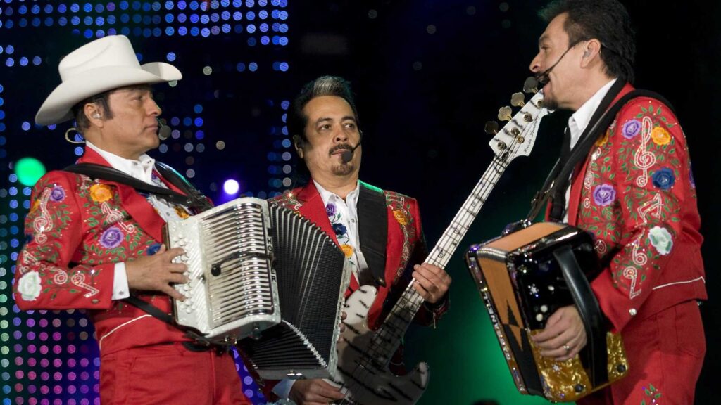 Los Tigres del Norte sorprenden con regalo único para Karol G y avivan rumores de colaboración