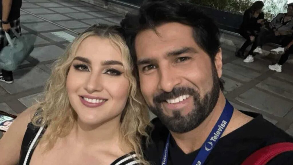 Arturo Carmona revela en pleno show que Melenie Carmona espera su primer bebé