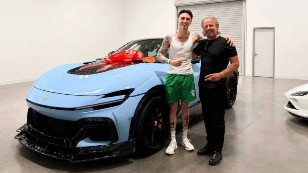El regalo de cumpleaños de Peso Pluma vale 15 millones de pesos y tiene motor V12