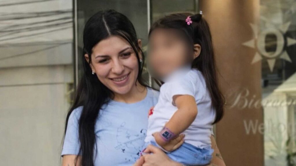 Cazzu y Nodal se reúnen ante la justicia argentina para definir quién tomará las decisiones sobre su hija Inti