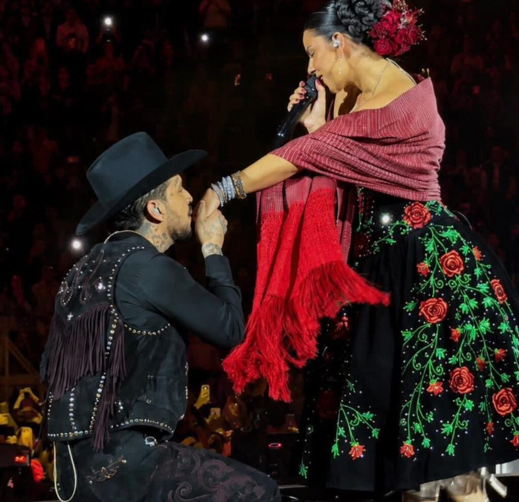 Christian Nodal quiso presumir su éxito en CDMX y terminó enfrentando las críticas del público