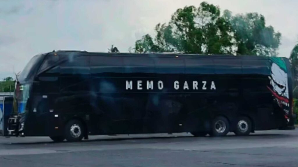 Memo Garza y su banda enfrentan momento cr&iacute;tico en carretera luego de agresi&oacute;n a su autob&uacute;s