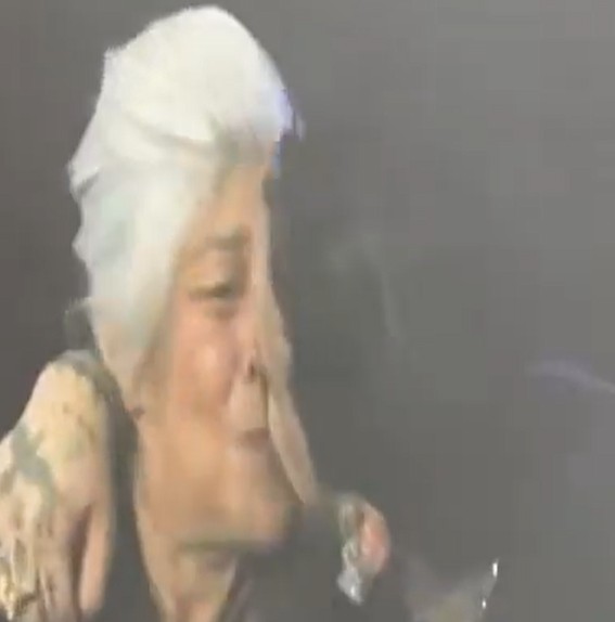 El momento más viral de Christian Nodal en Monterrey fue un beso sin querer con una fan de la tercera edad