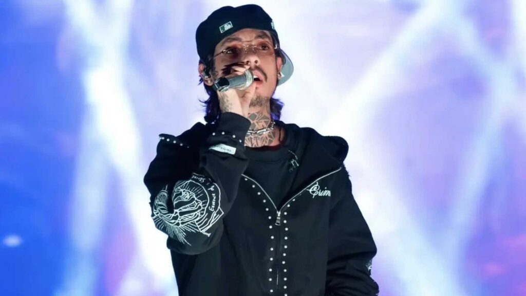 Natanael Cano explota contra sus ingenieros de audio en pleno concierto