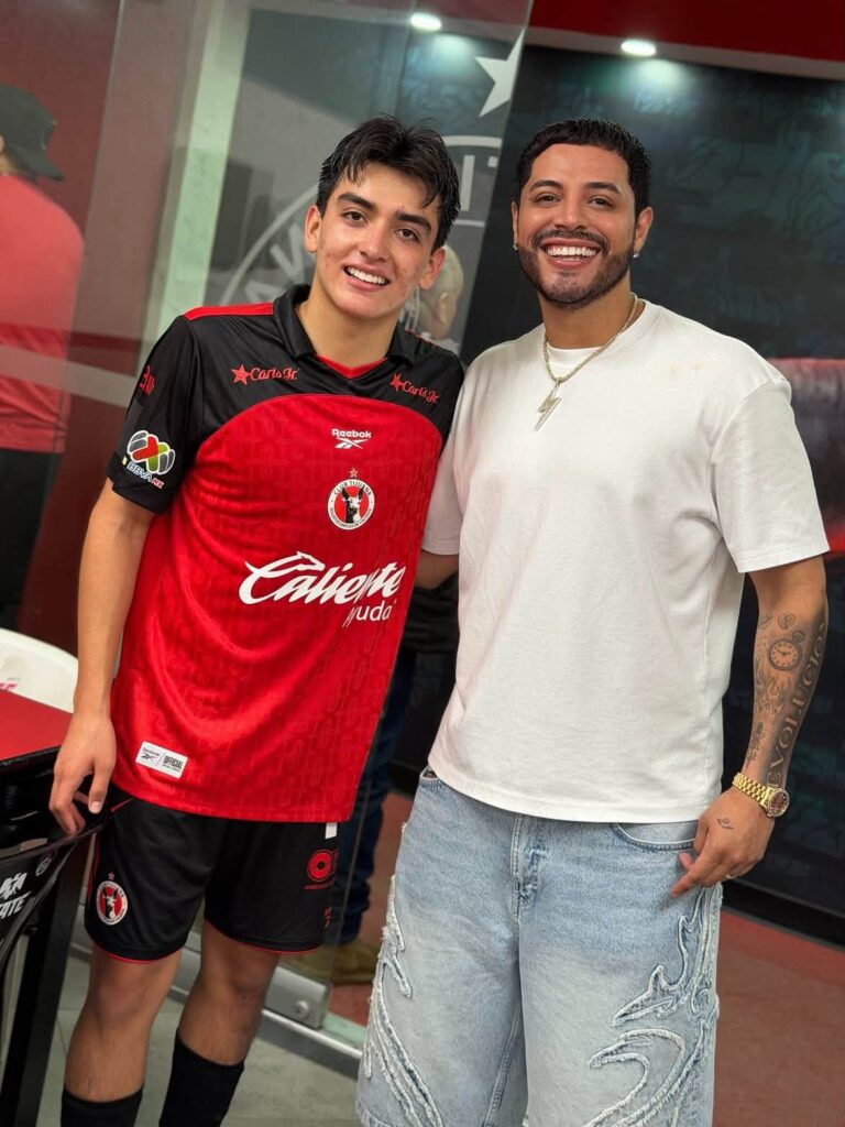 Eduin Caz sorprende a sus seguidores al encontrarse con Gilberto Mora en pleno partido de los Xolos