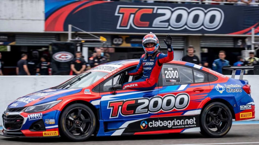Luis &Aacute;ngel "El Flaco" sorprende al debutar como piloto en el Aut&oacute;dromo Hermanos Rodr&iacute;guez