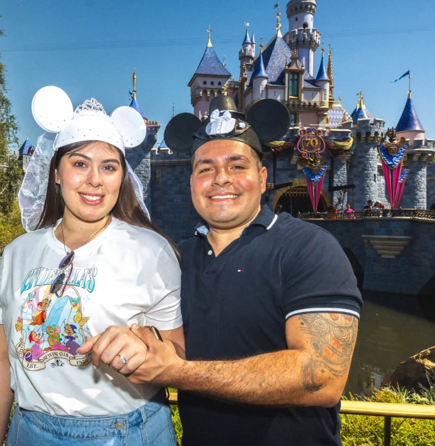 Integrante de La Original Banda El Limón sorprende con una romántica propuesta de matrimonio en Disneyland