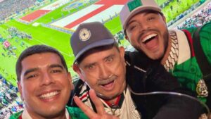 Eduin Caz protagoniza el momento más emotivo del México vs Inglaterra junto a su abuelo