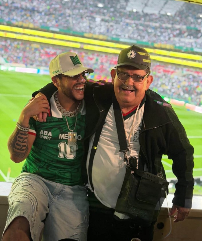 Eduin Caz protagoniza el momento m&aacute;s emotivo del M&eacute;xico vs Inglaterra junto a su abuelo