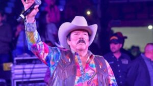Lalo Mora celebra a seguidor de 99 años durante su concierto y conmueve al público con un homenaje especial