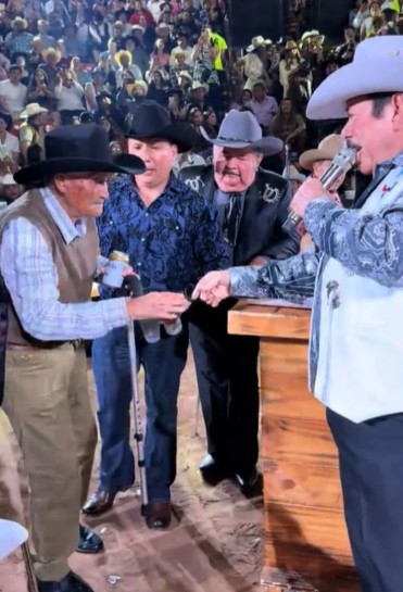 Lalo Mora celebra a seguidor de 99 años durante su concierto y conmueve al público con un homenaje especial