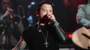 Christian Nodal cubre sus tatuajes y así luce su brazo tras la decisión
