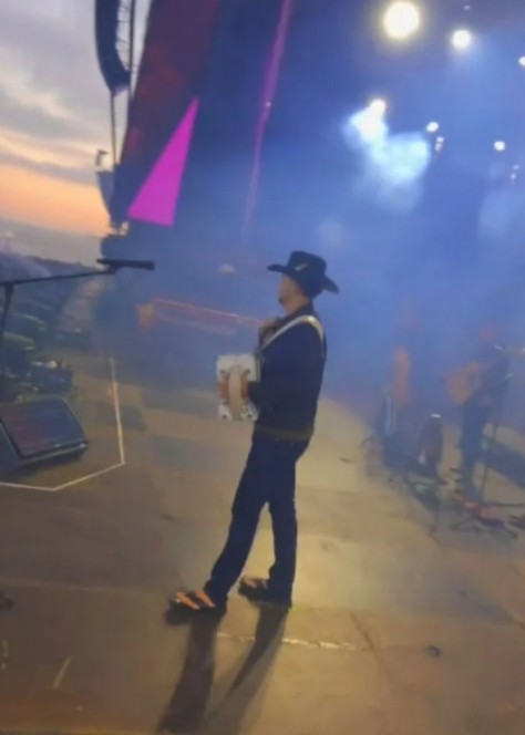 ¡Edén Muñoz sorprende en pleno concierto al aparecer en chanclas! ¿Qué le pasó a sus botas?